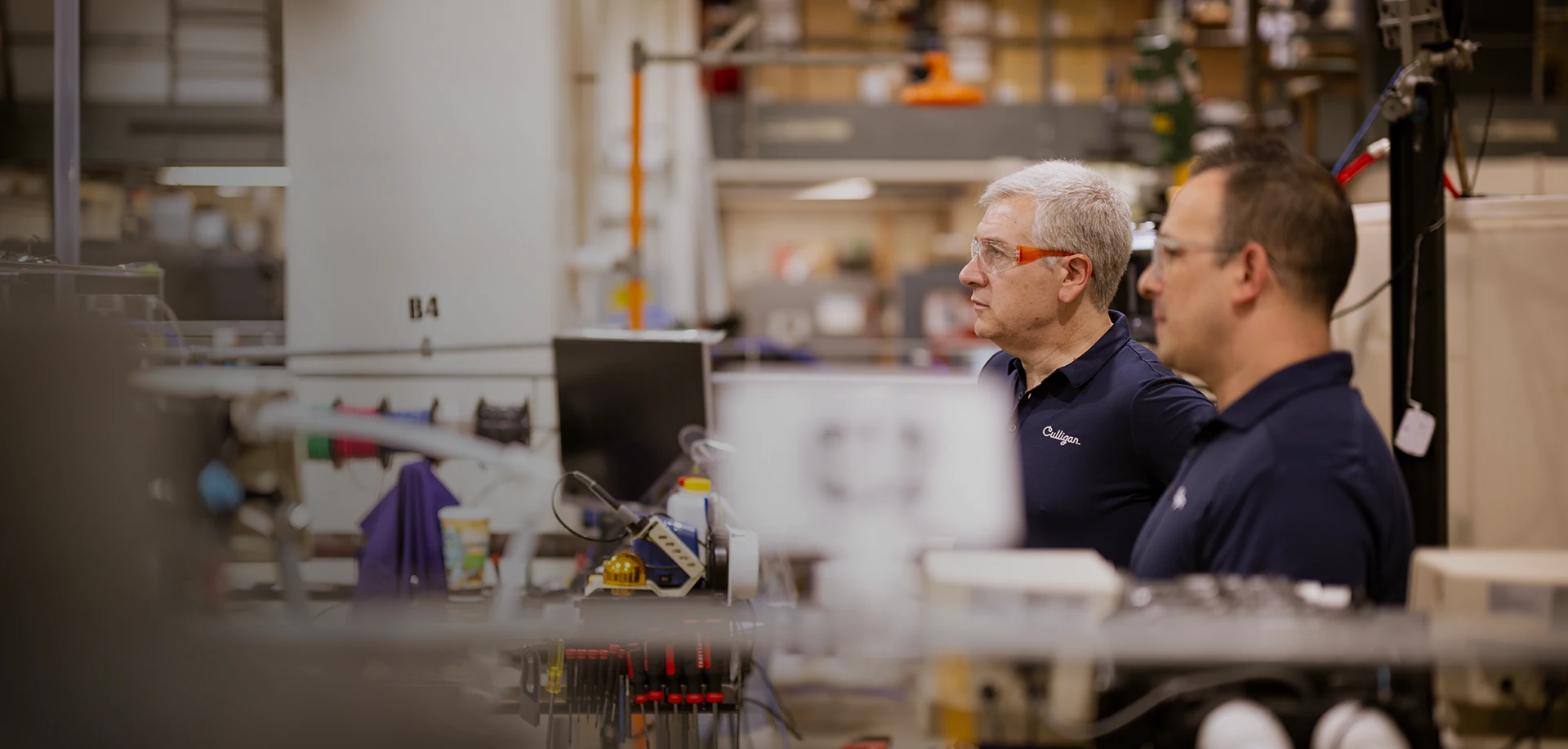 Twee technici aan het werk in een technische werkplaats